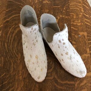 Coconuts by Matisse Women’s Pronto White/Metallic Gold Ankle Boots -Size 6.5